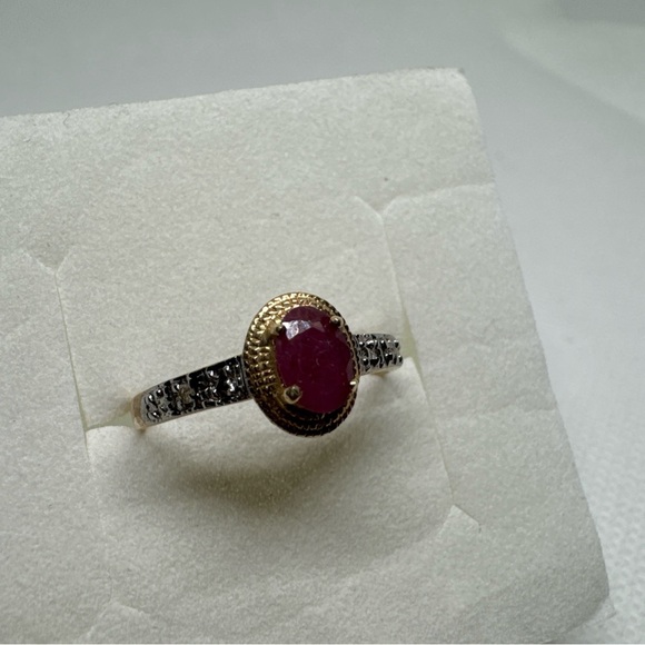 10k YELLOW WHITE TWO TONE GOLD RING w NATURAL OVAL RED RUBY & DIAMOND SIZE: 7.25